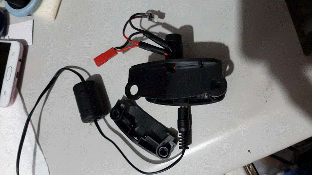 Robi2022.12.25_05_思考Robi原有髖部下方兩蕊充電孔？確認[兩蕊充電孔]結線可以穿過[��支架]完成���(備註：[��部護蓋]有備份零件可用).gif